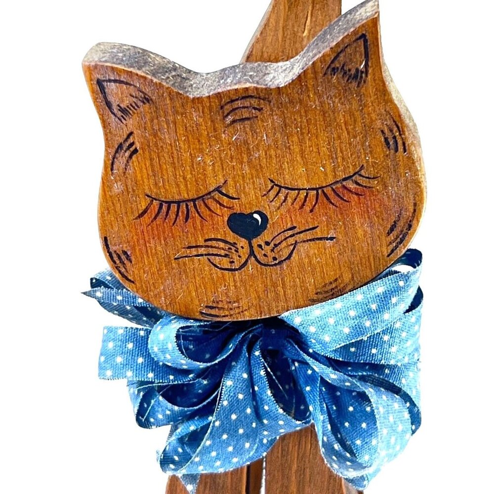 Vtg Wooden Cat Folk Art Hand Painted Shelf Sitter Blue Ribbon Eyelashes Whiskers - Picture 1 of 9